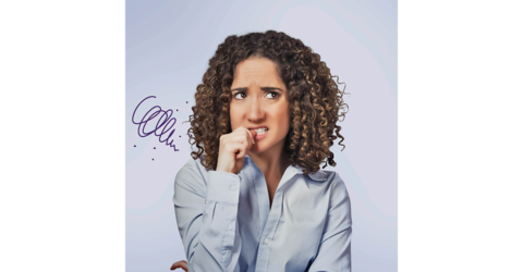 Vrouw die angstig kijkt