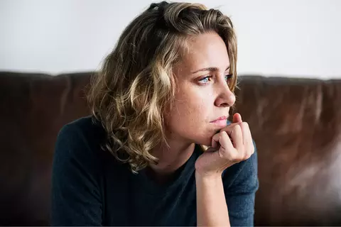 Afbeelding van vrouw die voor zicht uit kijkt