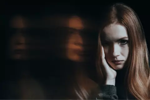 Afbeelding van een vrouw die triestig kijkt