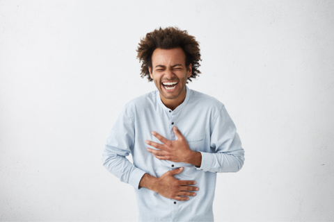 Afbeelding van een man die uitbundig aan het lachen is