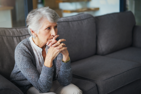 Afbeelding van een oudere vrouw die angstig voor zich uitkijkt